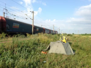 When you're racing, you don't have time to look for a good place to camp. Especially if there is a clear time (10 pm) in the rules from which you can no longer move. So 9:57 pm we found a place right next to the main railway. We didn't get much sleep...