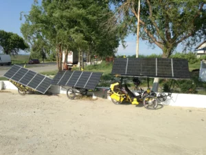 We worked as a team. If the charge level of one battery was lower than the other, we used both trailers and the trike to charge only one of them.