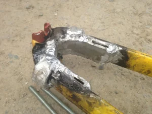 The result of a repair by a "professional and experienced" welder... Surprisingly, the bike fork is not the engine block.
