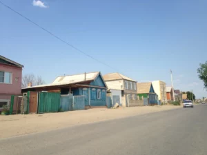 Russian houses along the main road to Kazakhstan