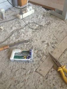 Repair of the motor control unit with a soldering iron lent to us by the hotel owner