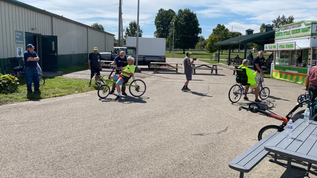 On Saturday, a workshop on two-wheel recumbents was held in the second hall, during which those interested could also learn to ride recumbent bikes. This was under the supervision of the very skilled one, such as Dana Lieberman of BentUp Cycles / Bacchetta.