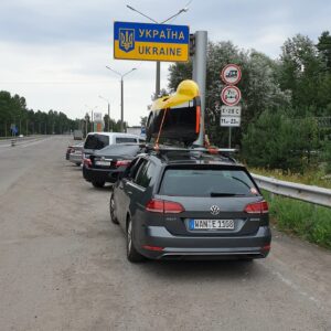Jascha crossing borders to Ukraine with a velomobile on top of his car